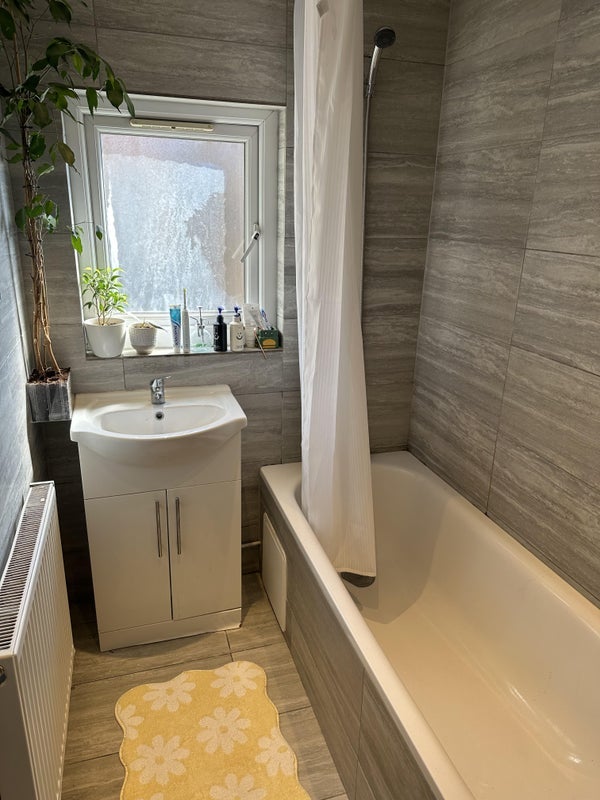 Room Hampden Road in Greater London