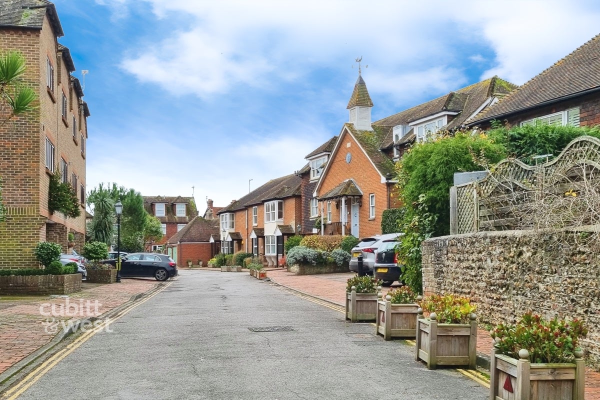 Flat Station Road in Tunbridge Wells