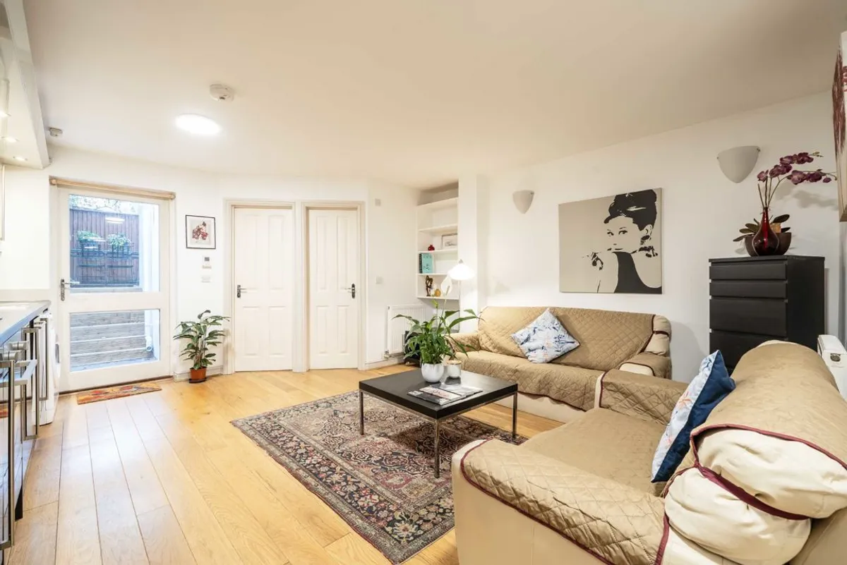 Flat Tadmor Street in Greater London