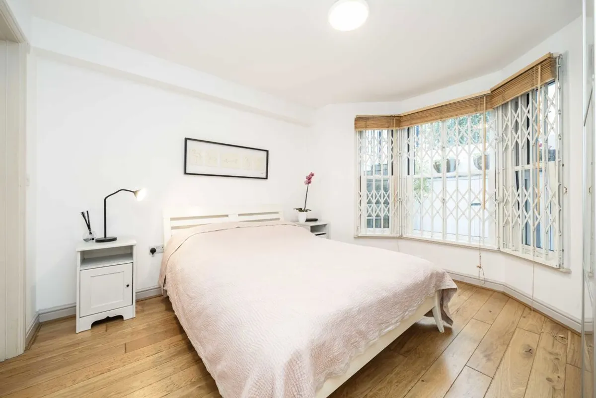 Flat Tadmor Street in Greater London