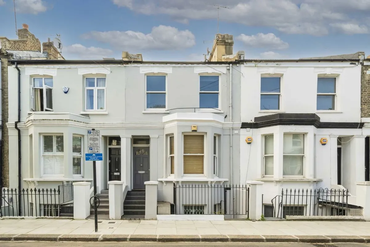 Flat Tadmor Street in Greater London