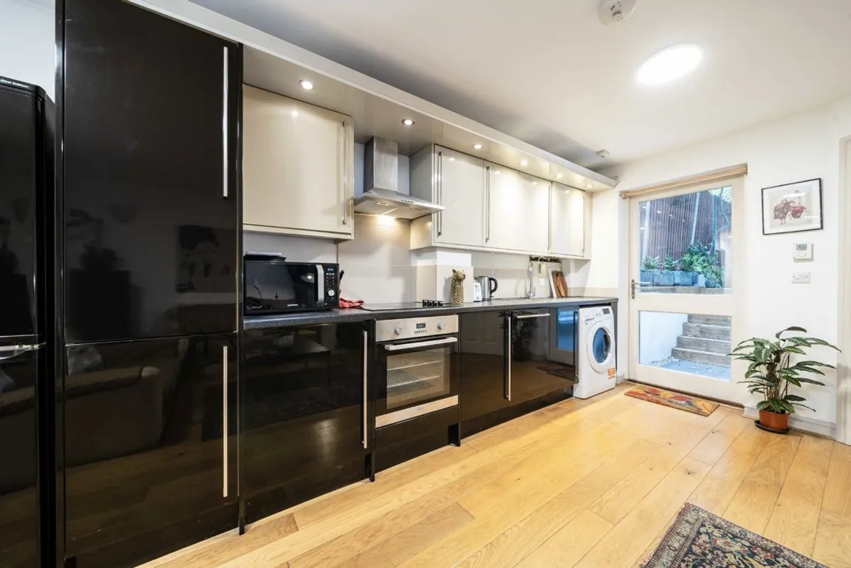 Flat Tadmor Street in Greater London