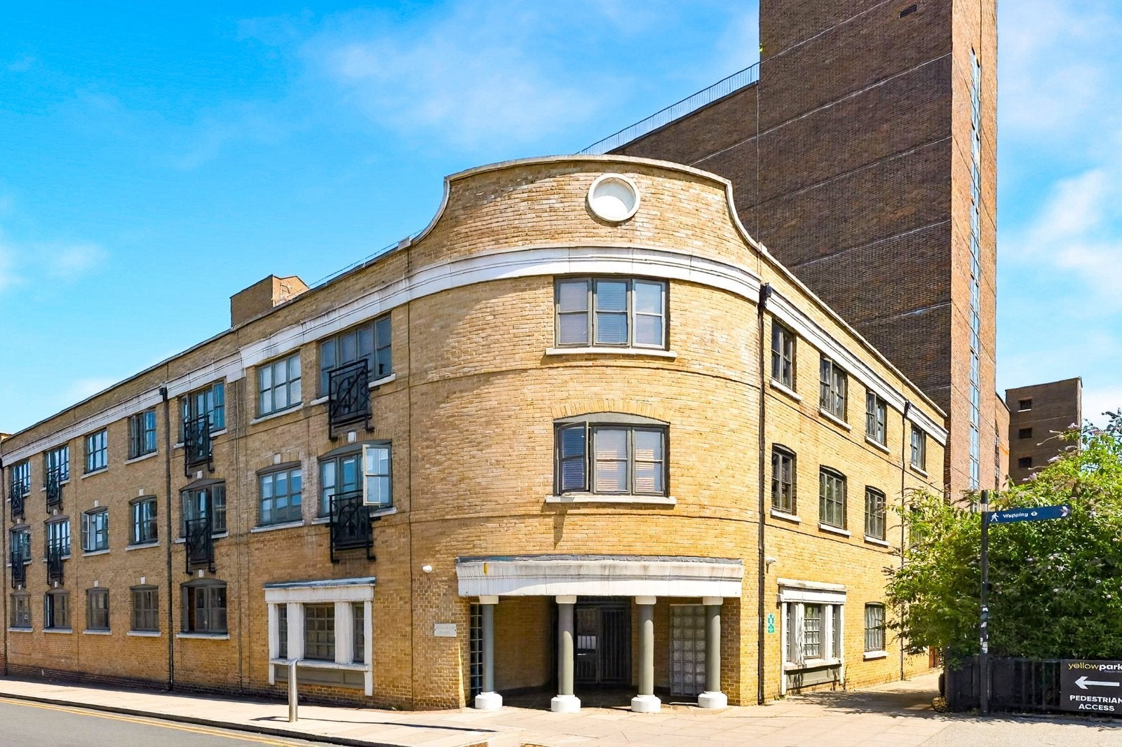 Flat Wapping Lane in Greater London
