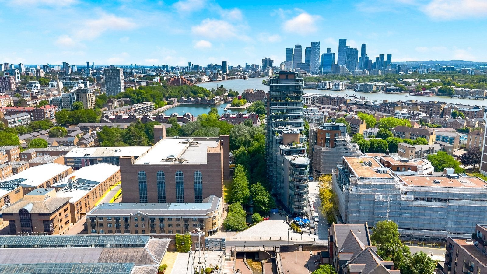 Flat Wapping Lane in Greater London