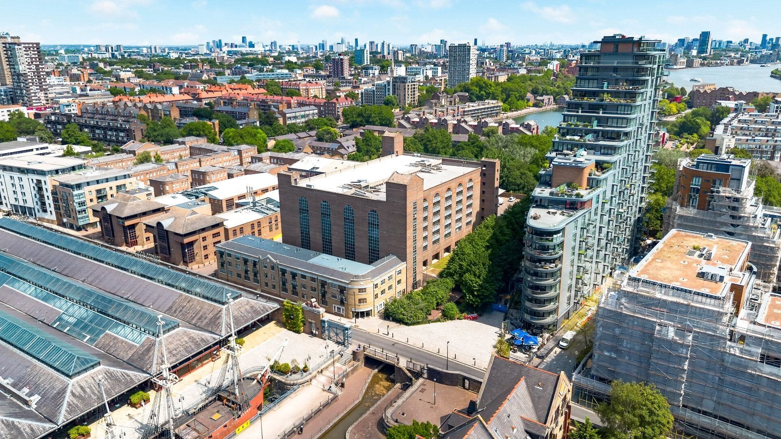 Flat Wapping Lane in Greater London
