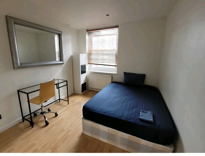 Room Emlyn Gardens in Greater London