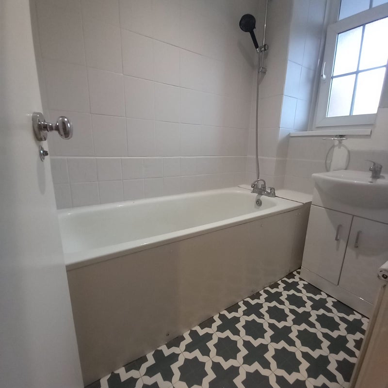Room Emlyn Gardens in Greater London