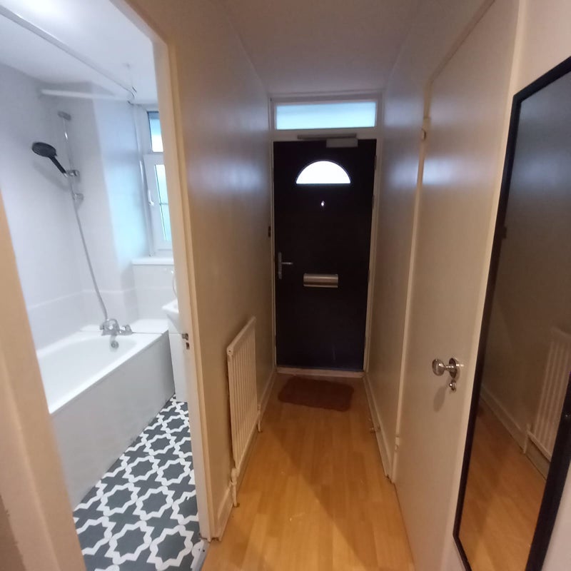 Room Emlyn Gardens in Greater London