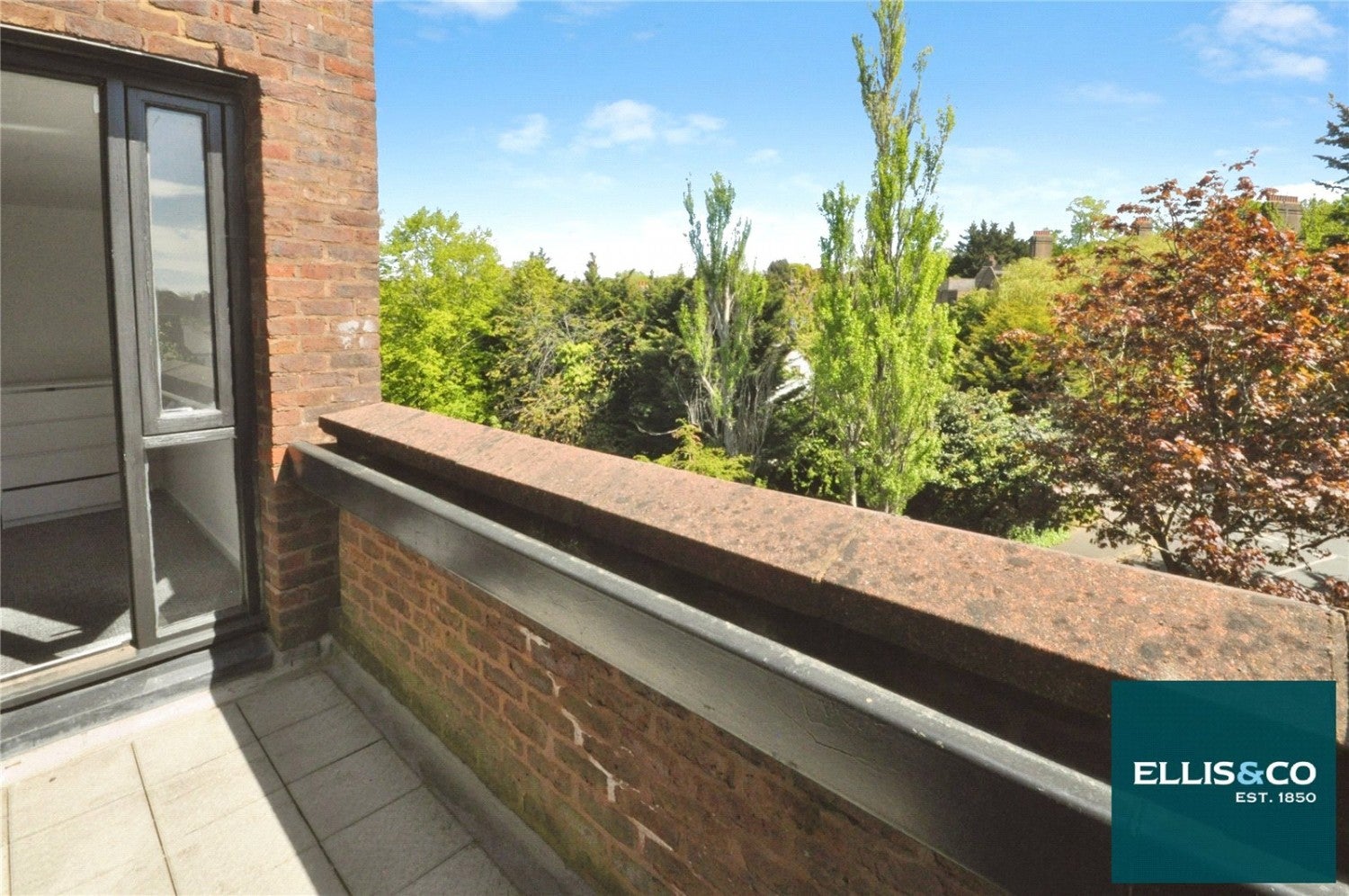 Flat Britten Close in Greater London