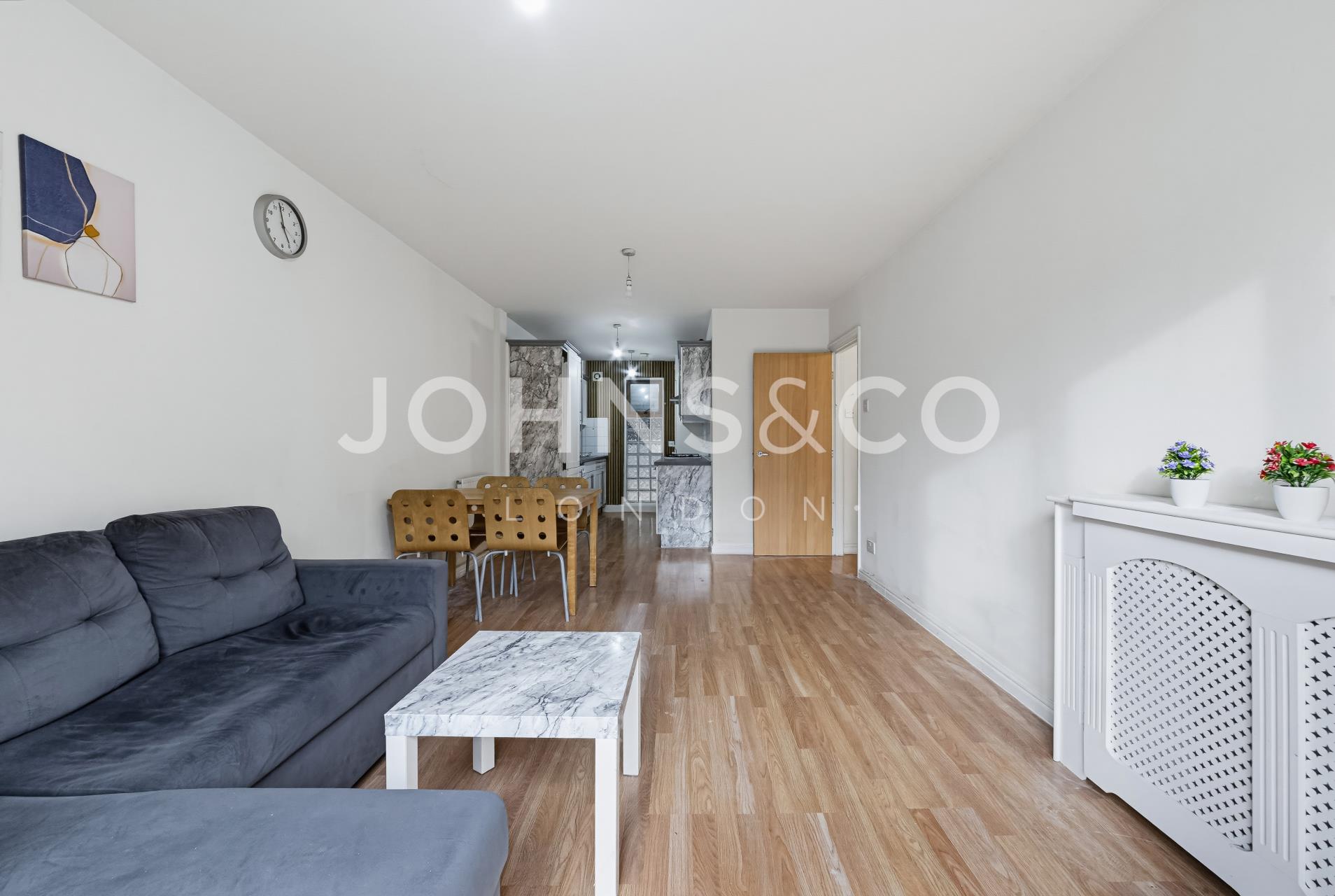 Flat Ashton Street in Greater London