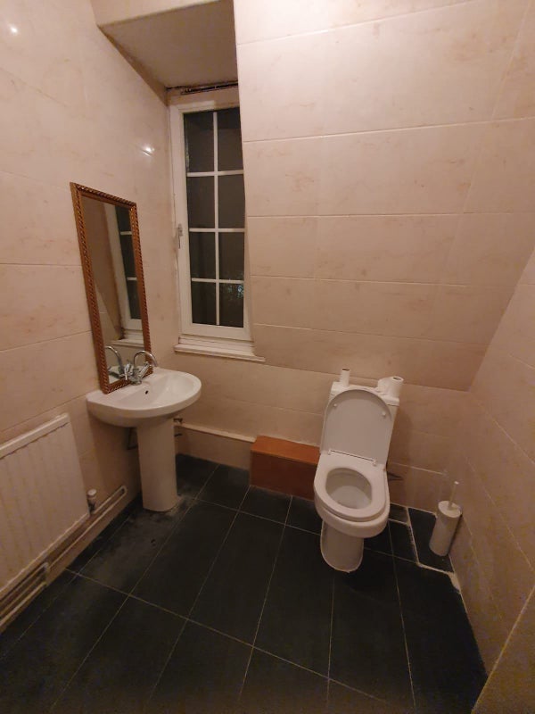 Room Twine Court in Greater London