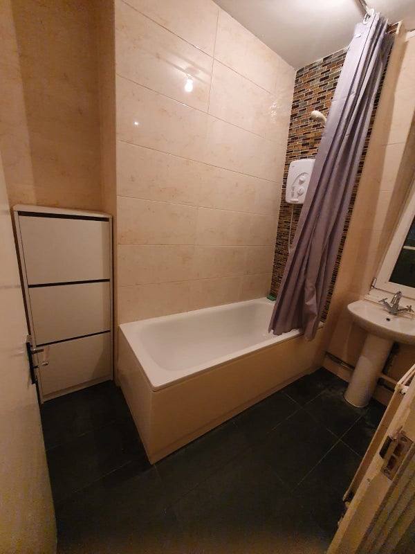Room Twine Court in Greater London