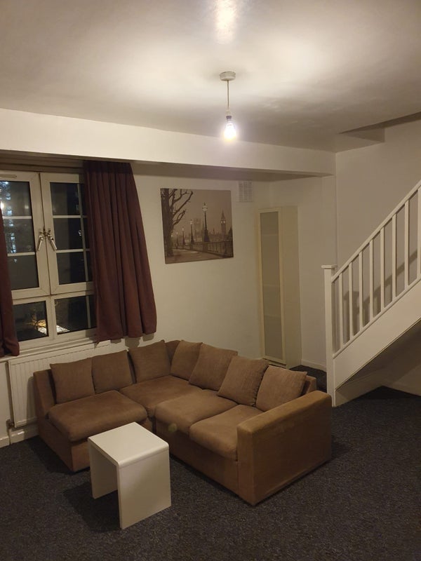 Room Twine Court in Greater London