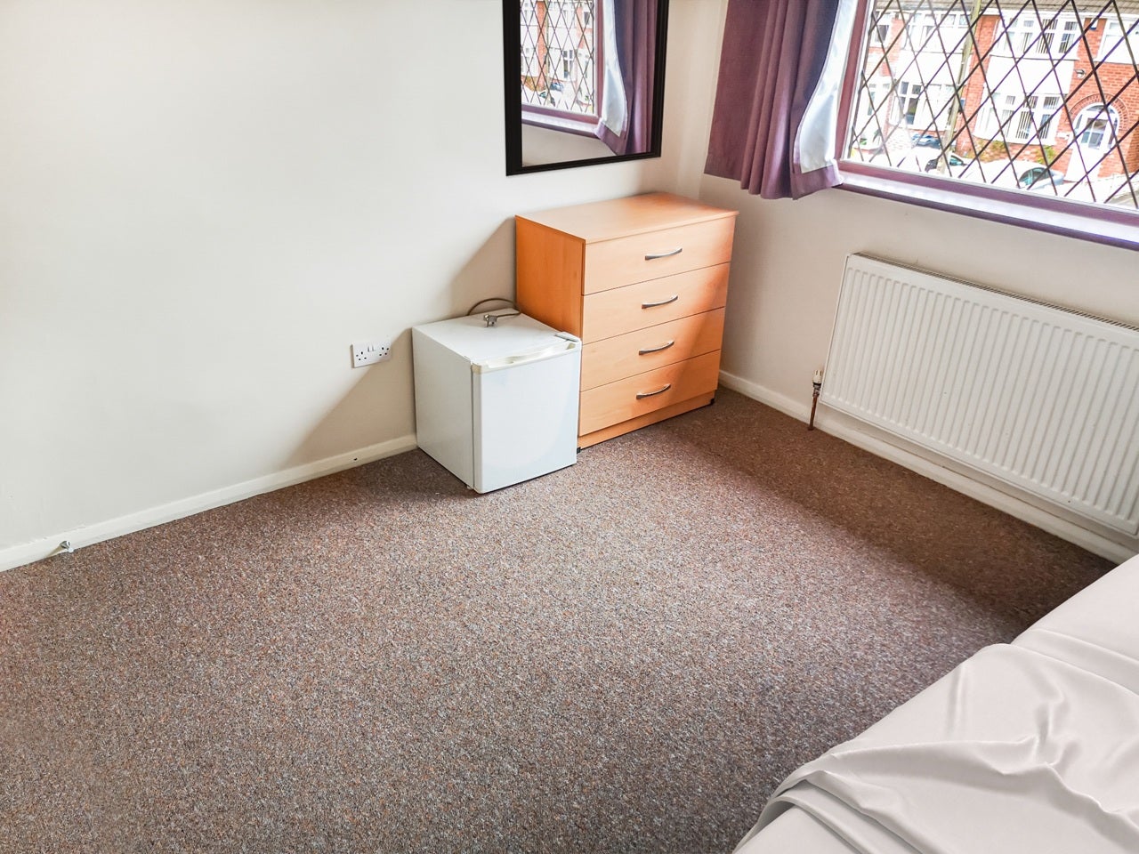 Room Glenmead Road in Birmingham