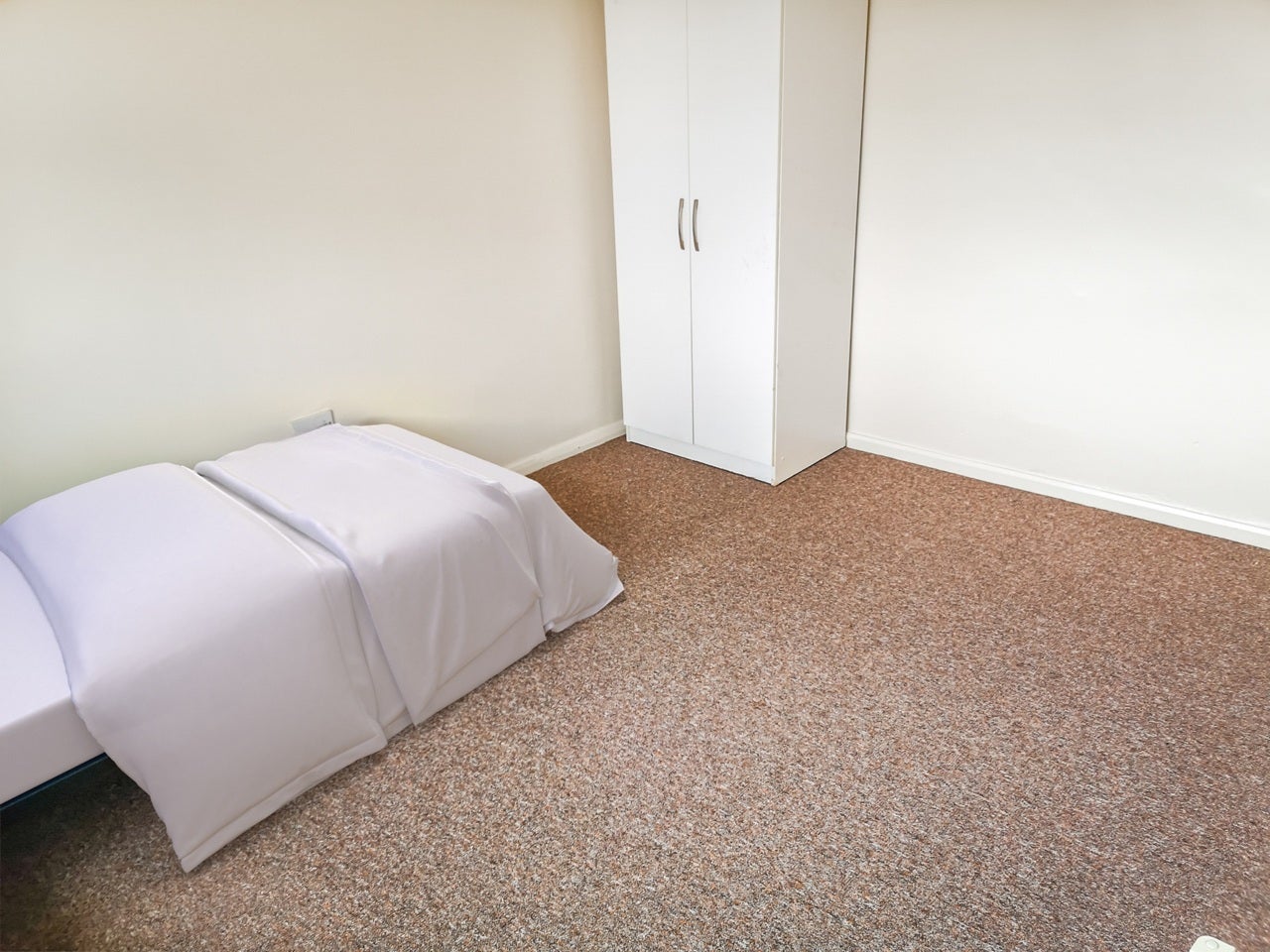 Room Glenmead Road in Birmingham