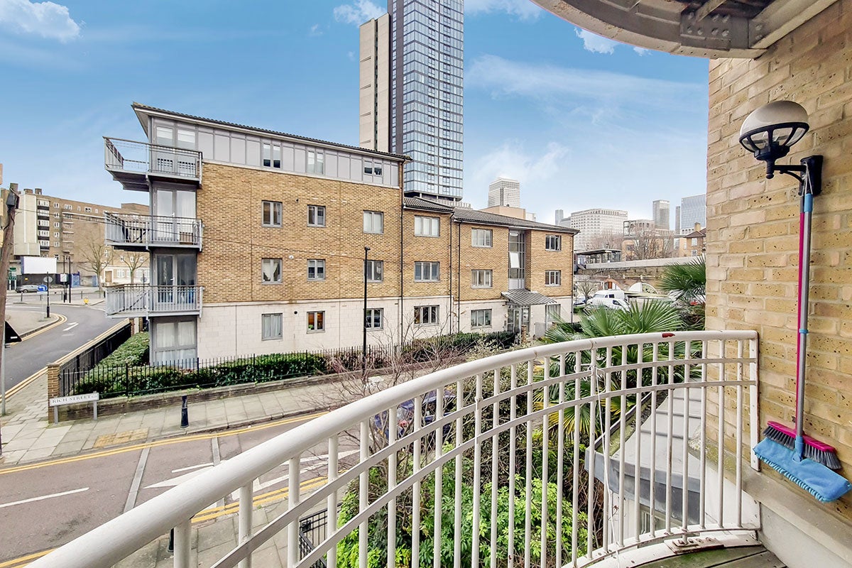 Flat Grenade Street in Greater London