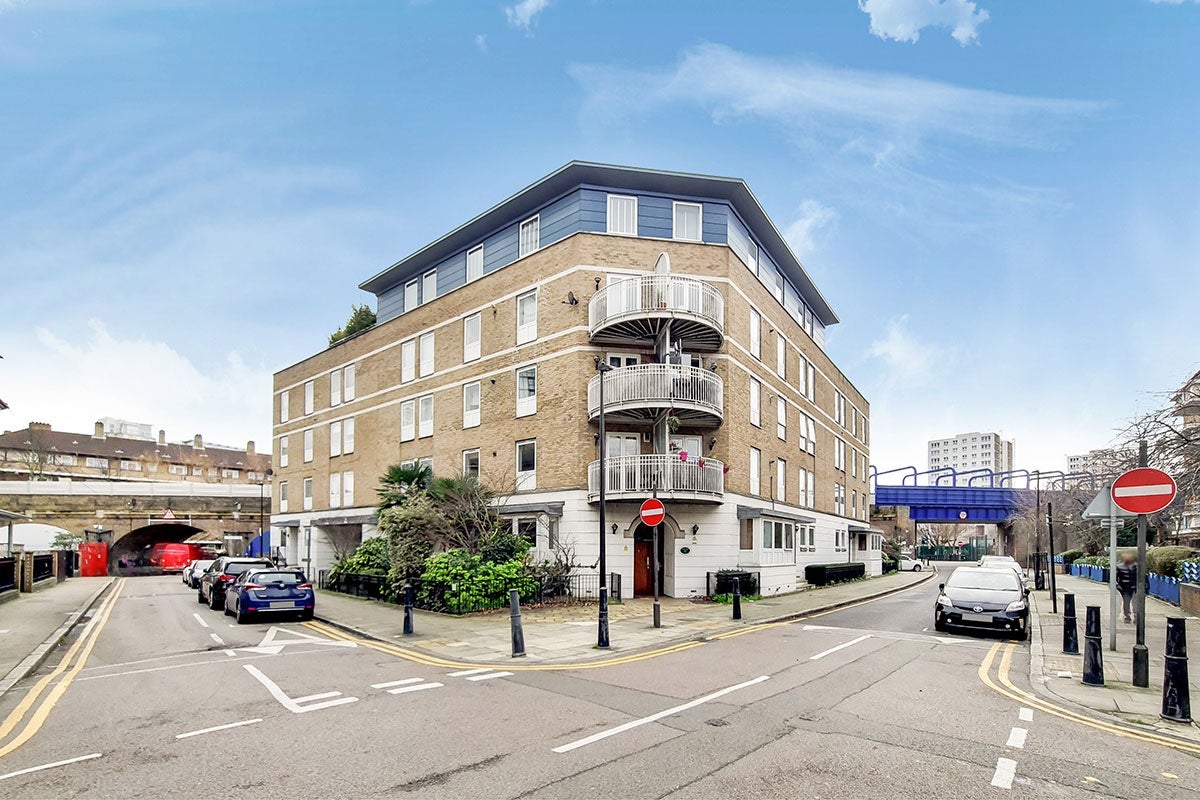 Flat Grenade Street in Greater London