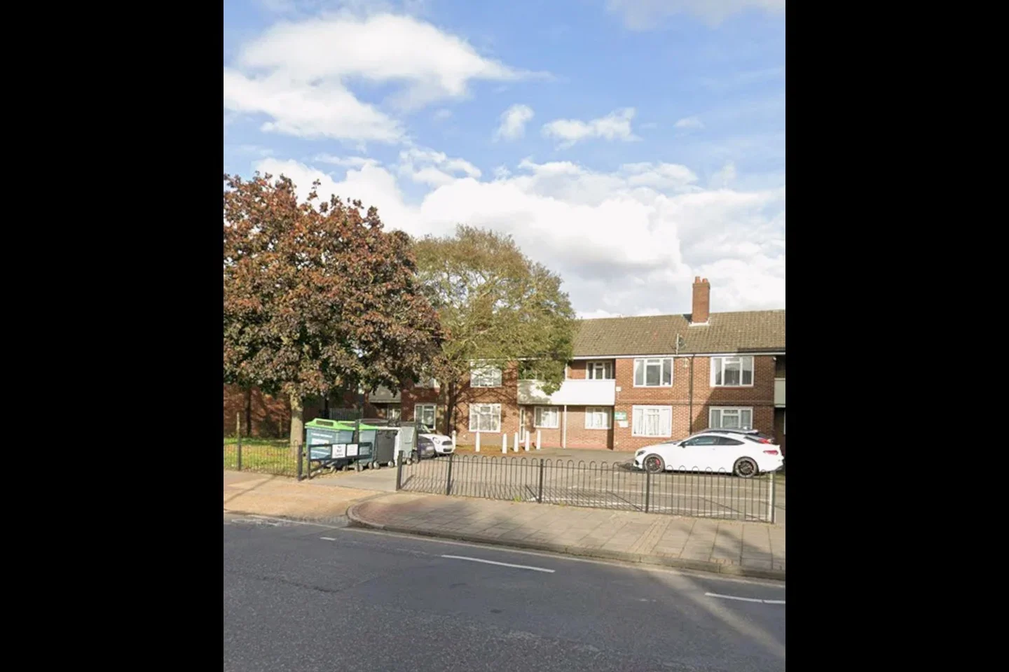 Flat Rainham Road South in Greater London