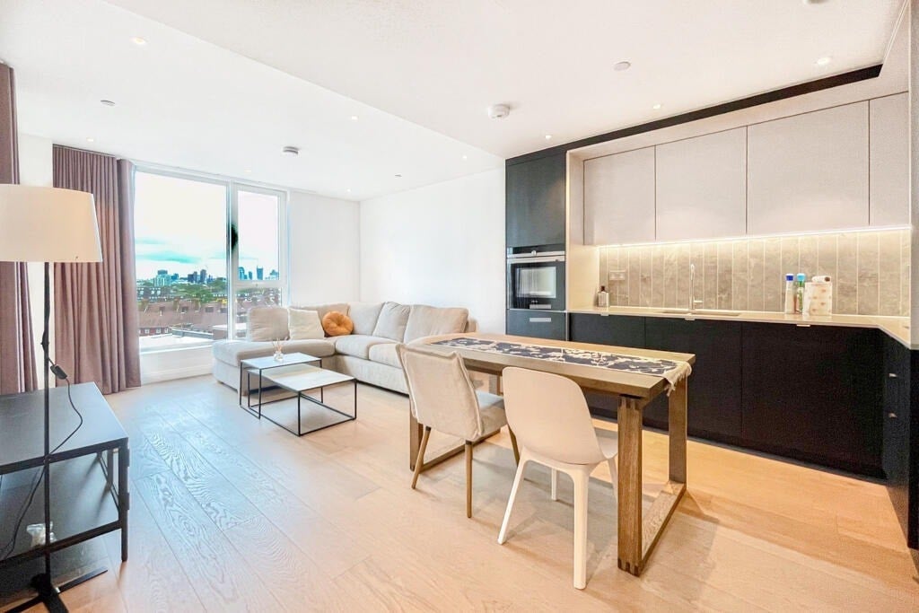 Flat Kennington Lane in Greater London