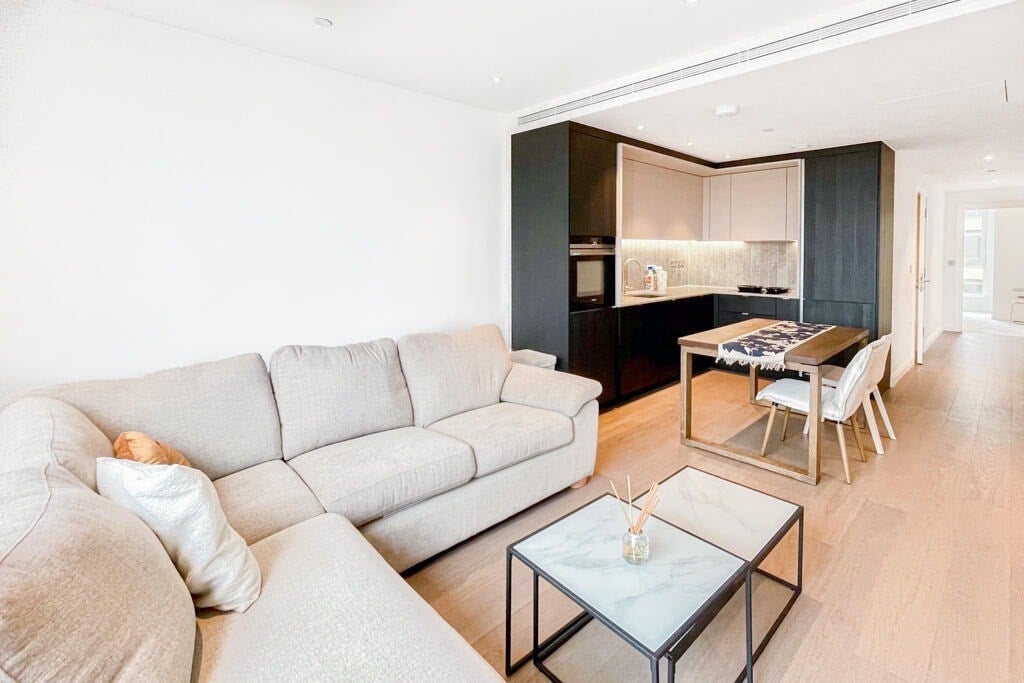 Flat Kennington Lane in Greater London