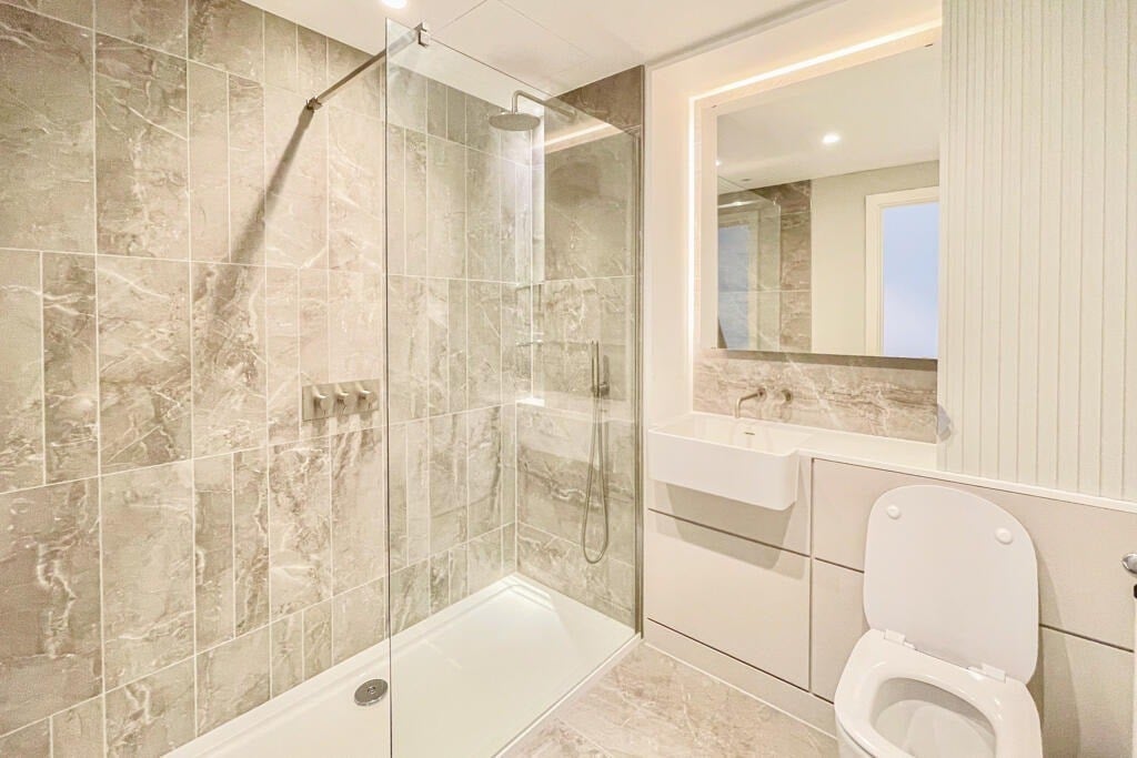 Flat Kennington Lane in Greater London