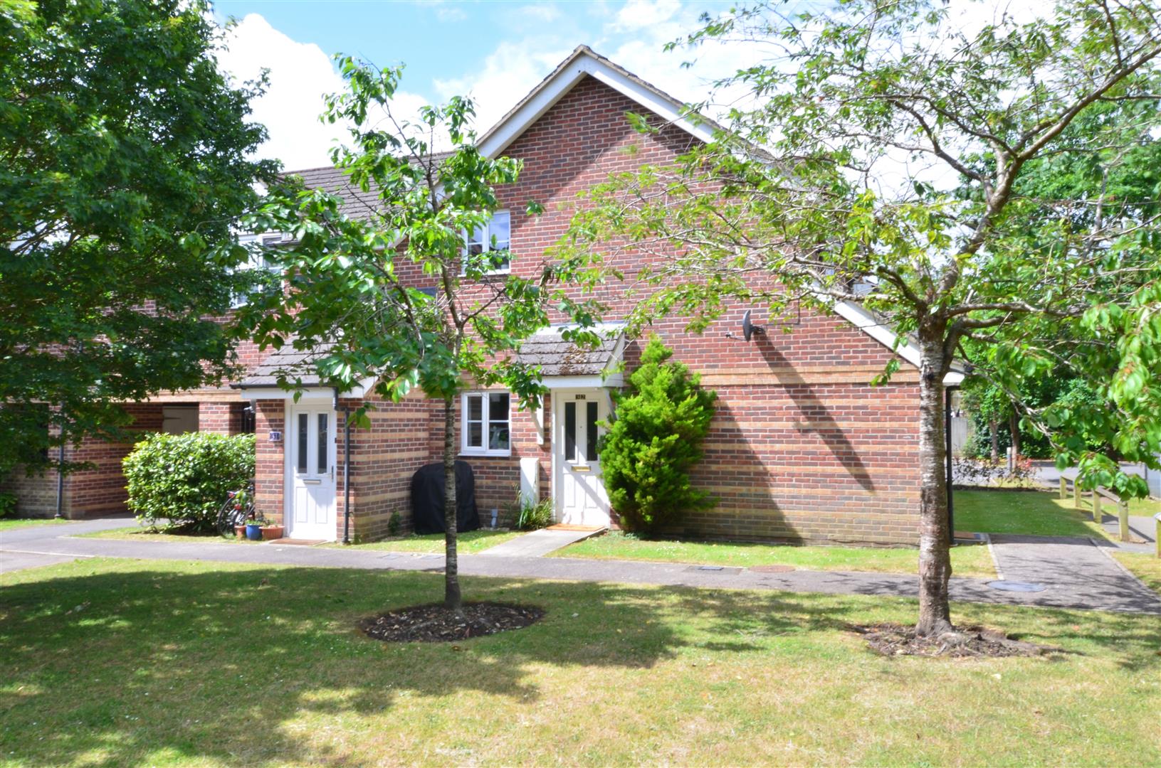 Flat Kingswood Close in Surrey Heath