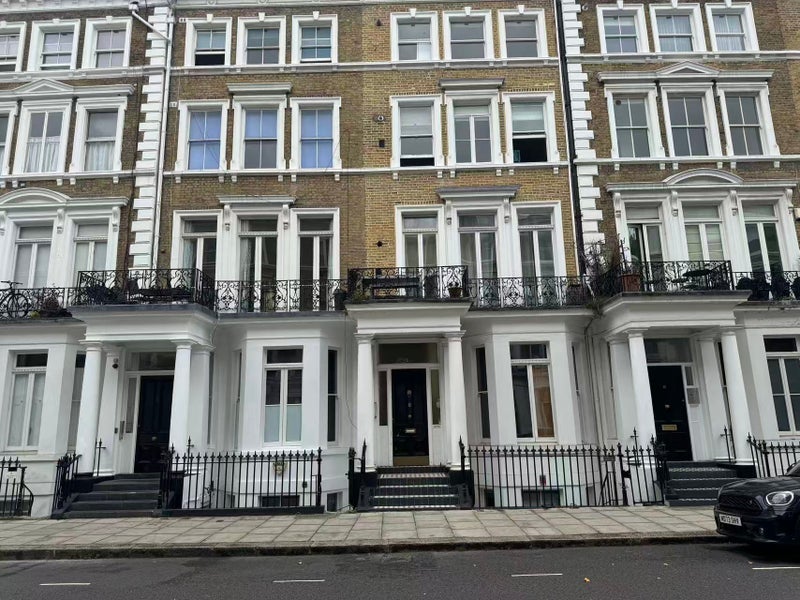 Room Collingham Place in Greater London