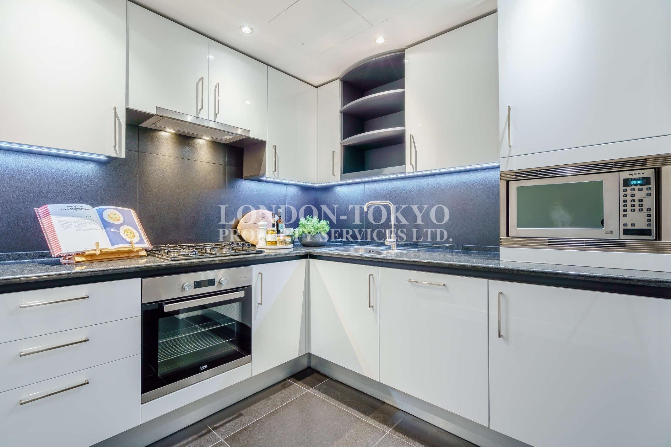 Flat Westferry Circus in Greater London