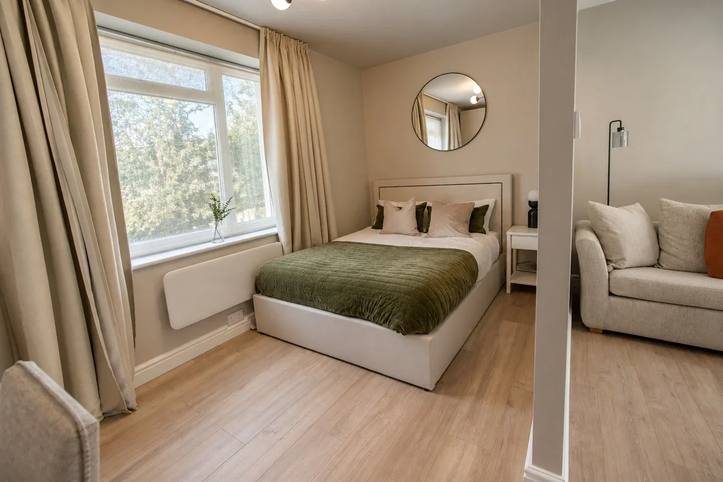 Flat Staines Square in Dunstable