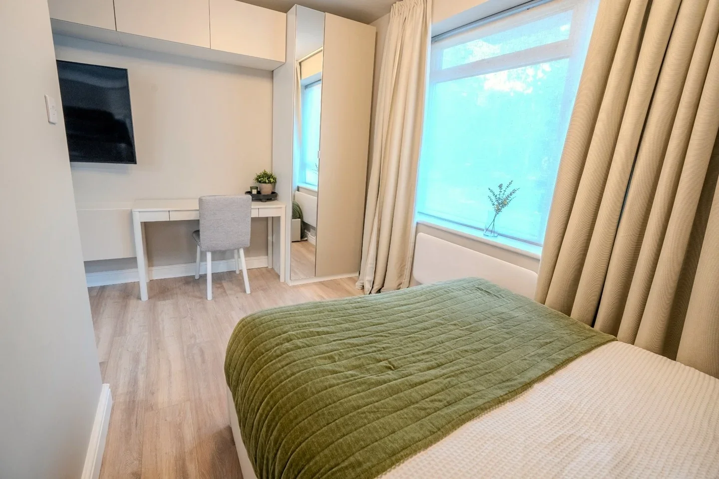 Flat Staines Square in Dunstable