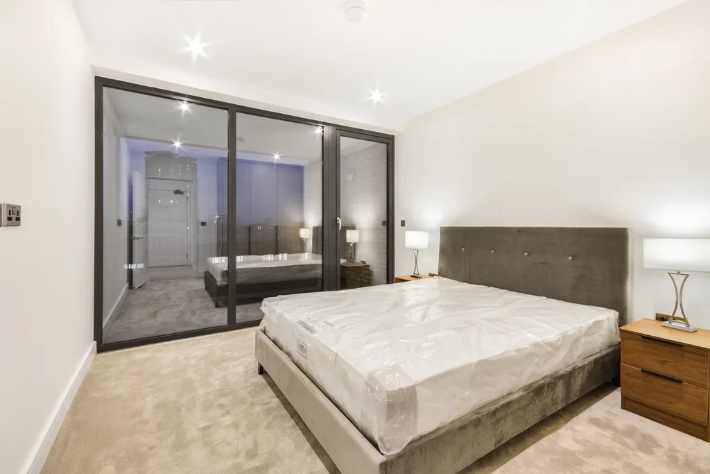Flat Cremer Street in Greater London