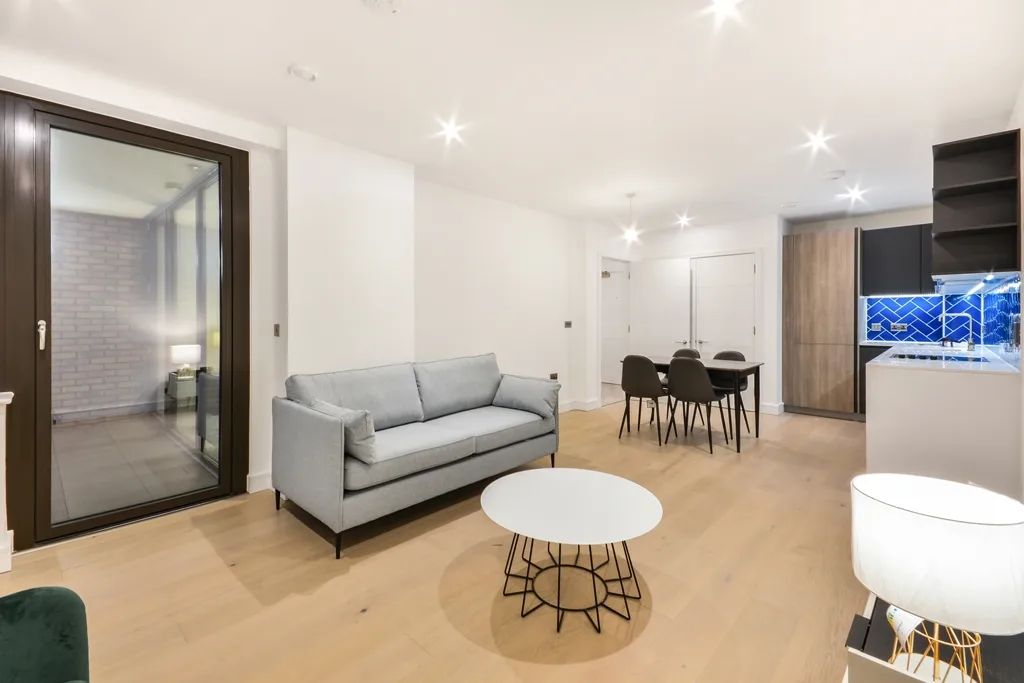 Flat Cremer Street in Greater London