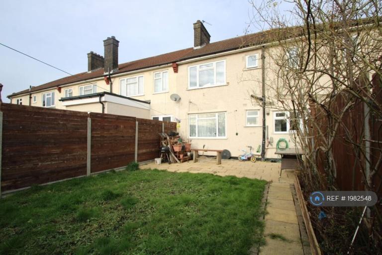 Flat Martin Crescent in Greater London