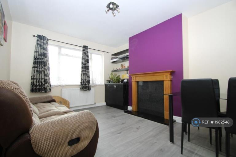 Flat Martin Crescent in Greater London