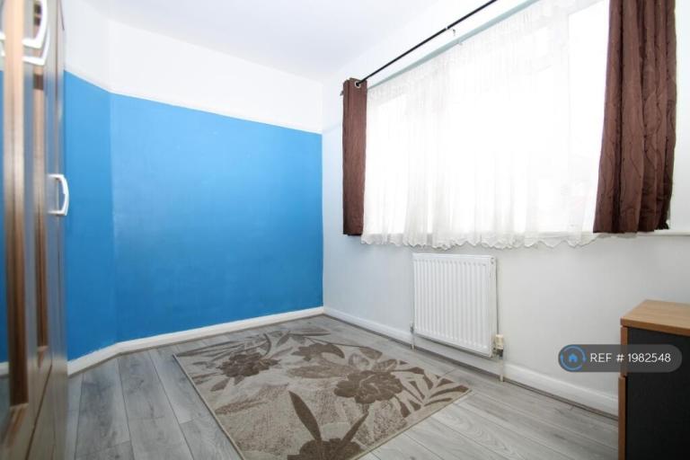 Flat Martin Crescent in Greater London