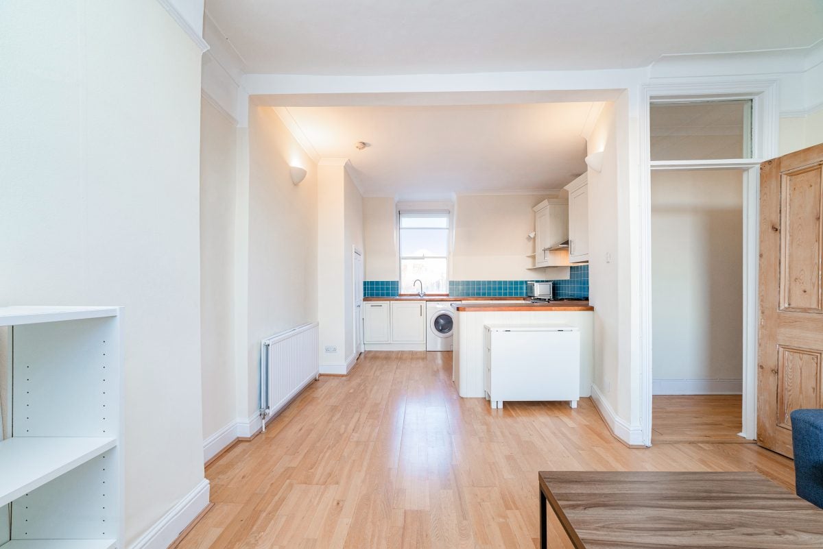 Flat Holmdale Road in Greater London