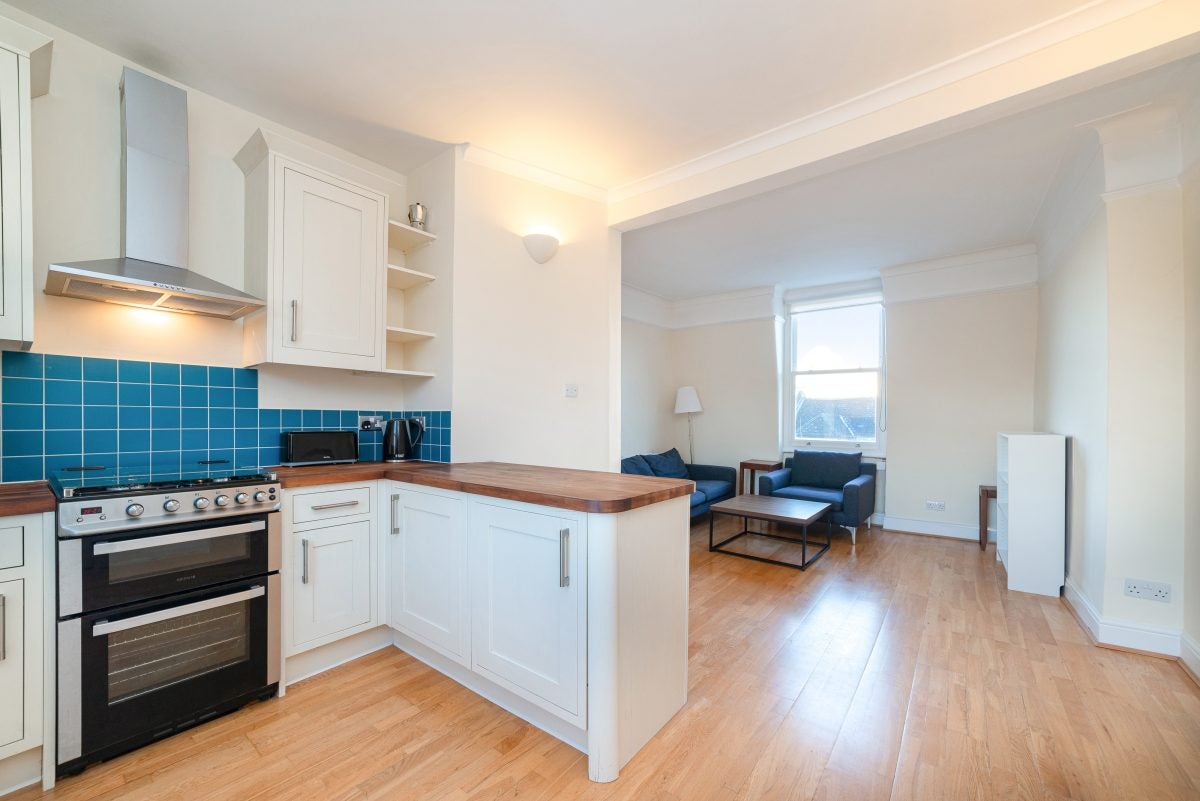 Flat Holmdale Road in Greater London