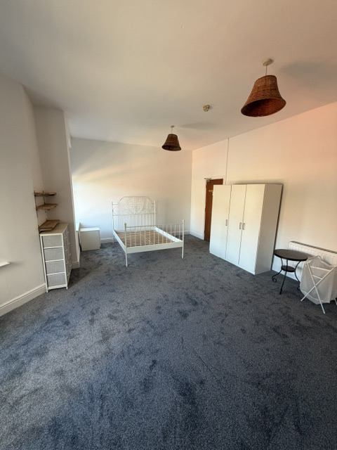 Room Cowbridge Road East in Cardiff
