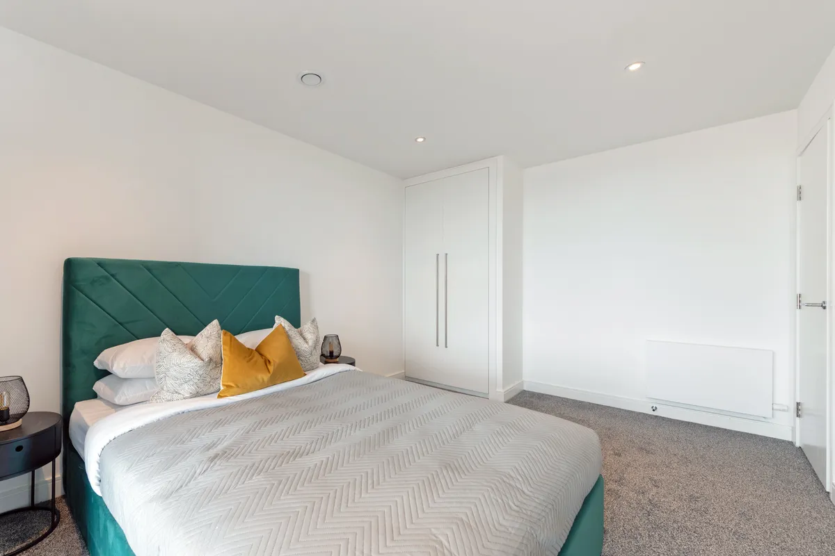 Flat Montrose Crescent in Greater London