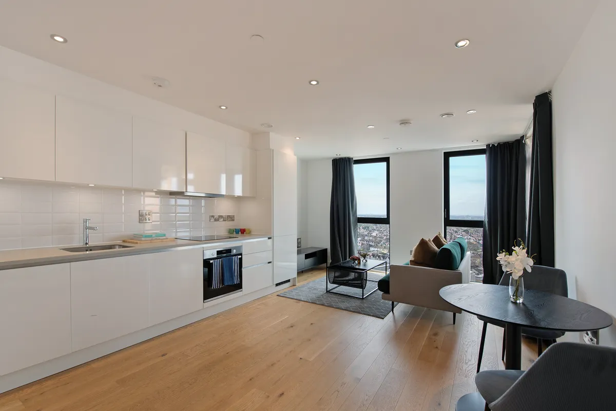 Flat Montrose Crescent in Greater London