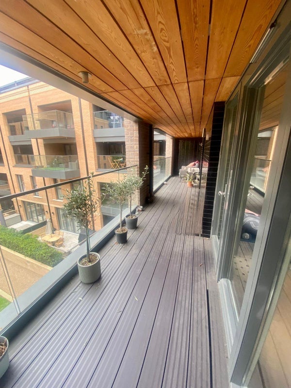 Flat Fennings Road in Greater London
