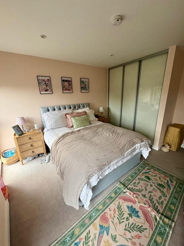 Flat Fennings Road in Greater London