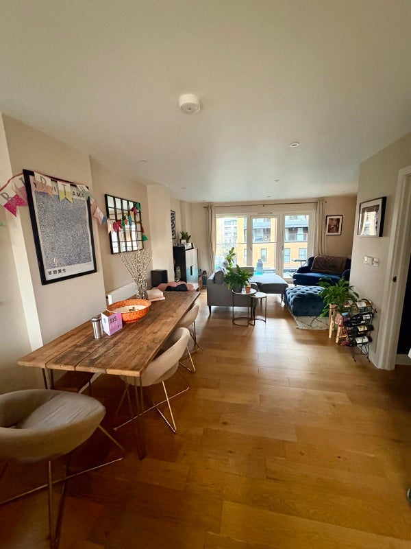 Flat Fennings Road in Greater London