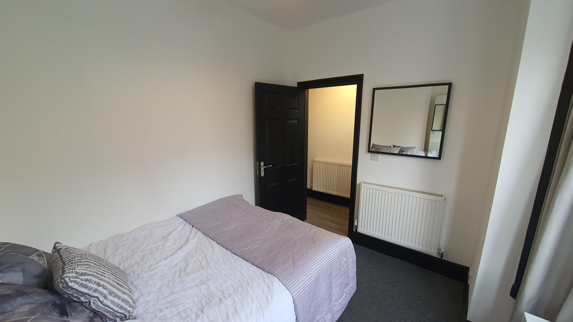 Room Gladstone Road in Neston