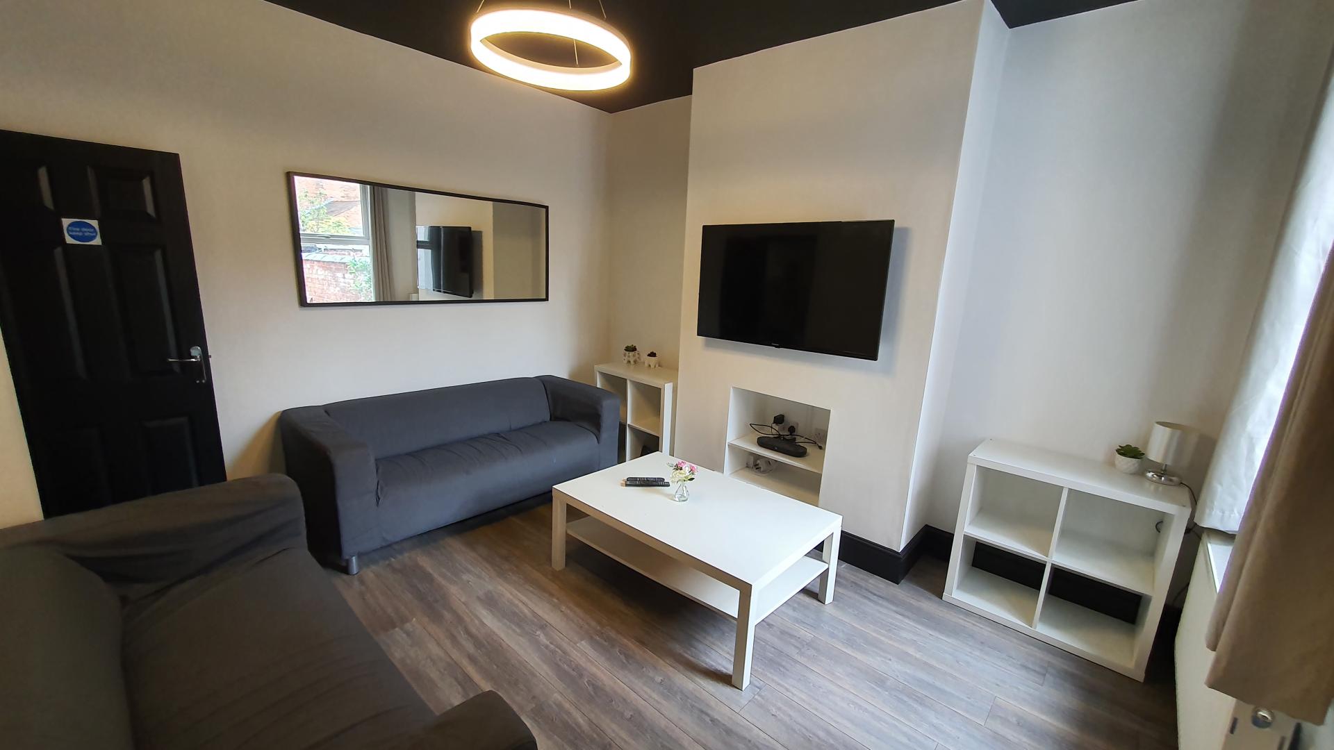 Room Gladstone Road in Neston