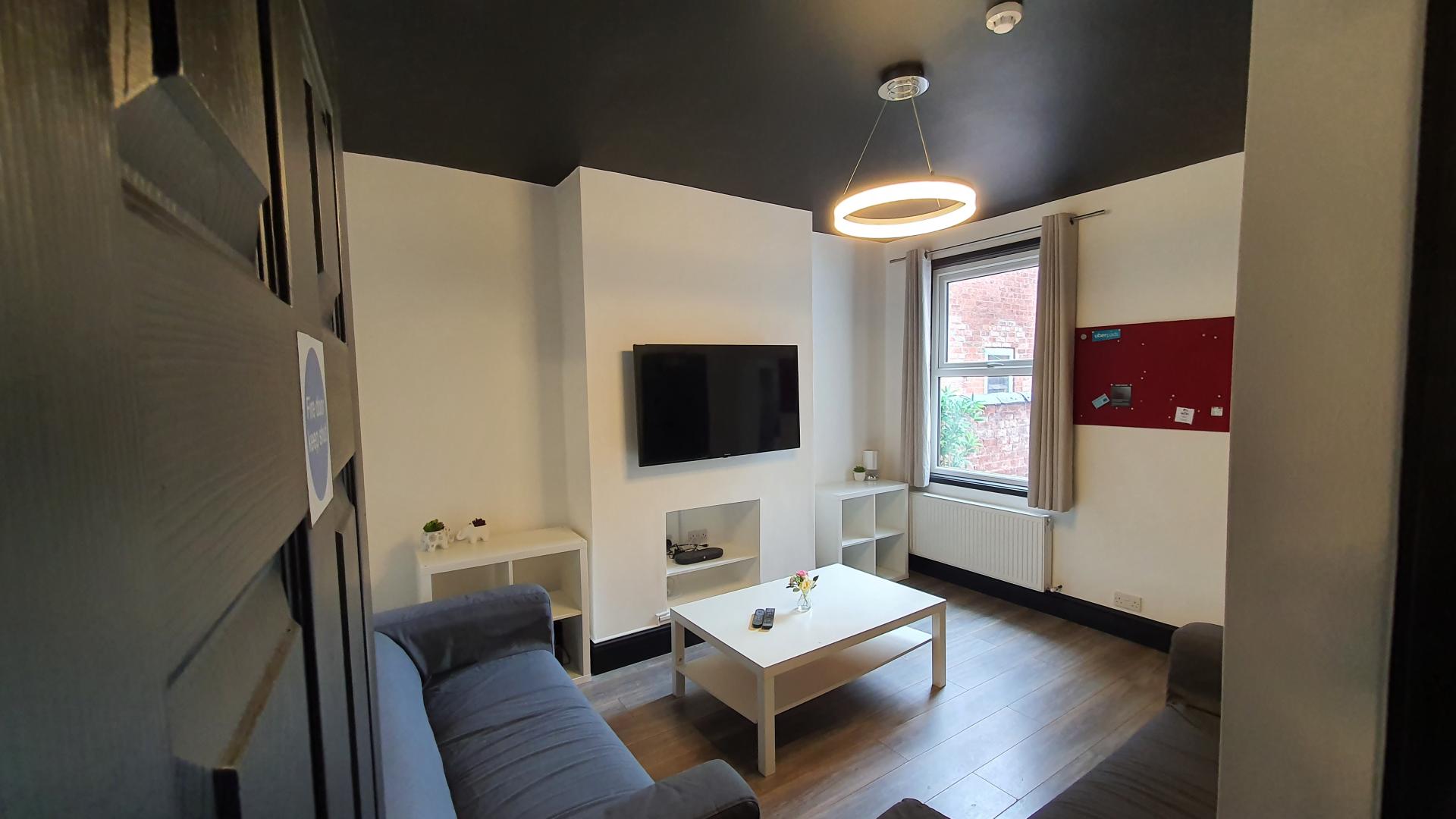 Room Gladstone Road in Neston
