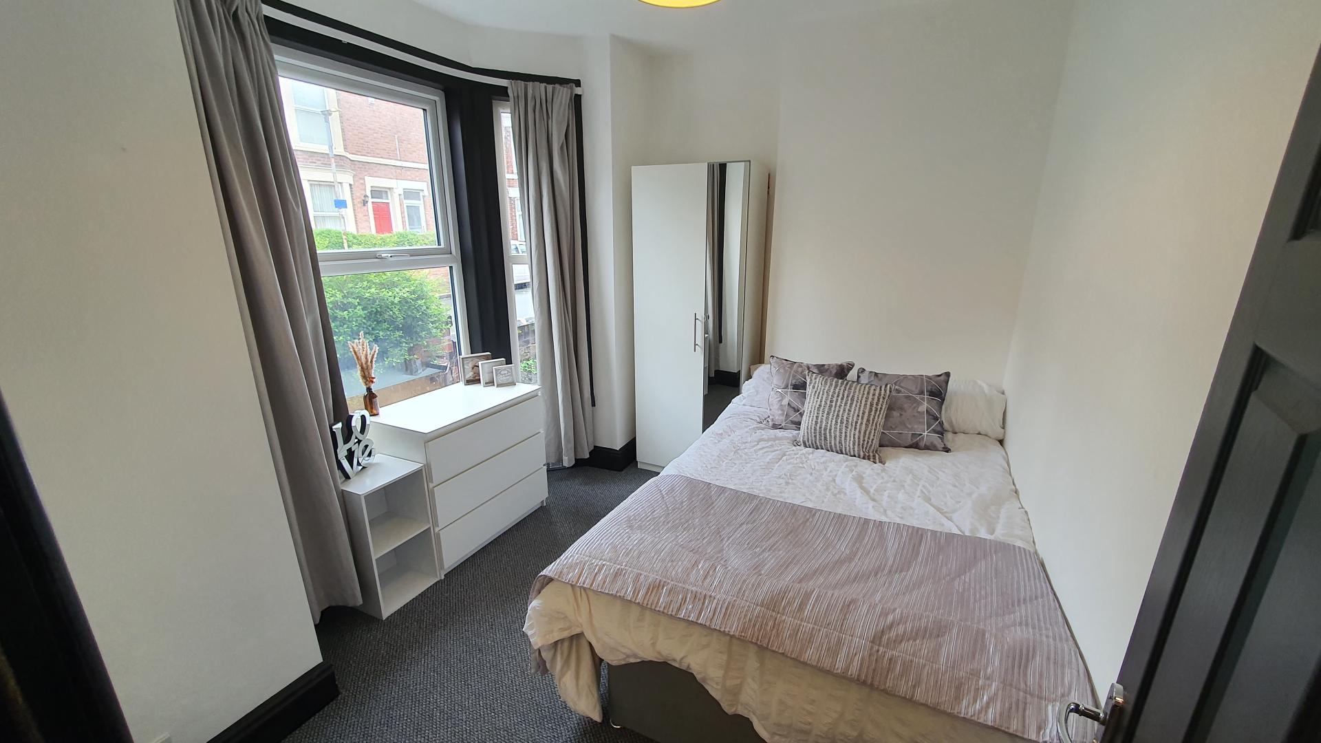 Room Gladstone Road in Neston