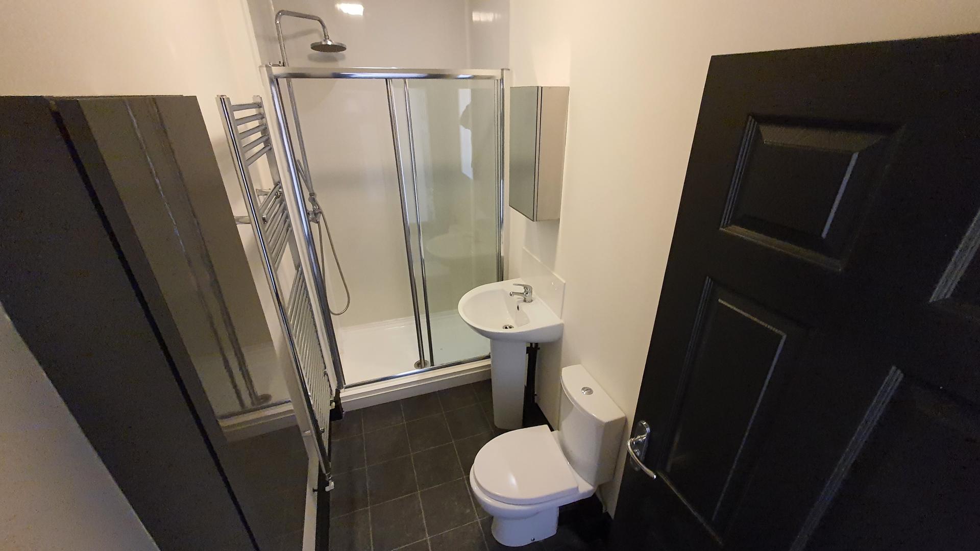 Room Gladstone Road in Neston