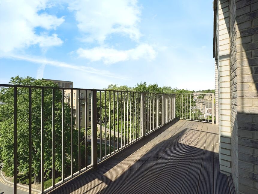 Flat Adenmore Road in Greater London