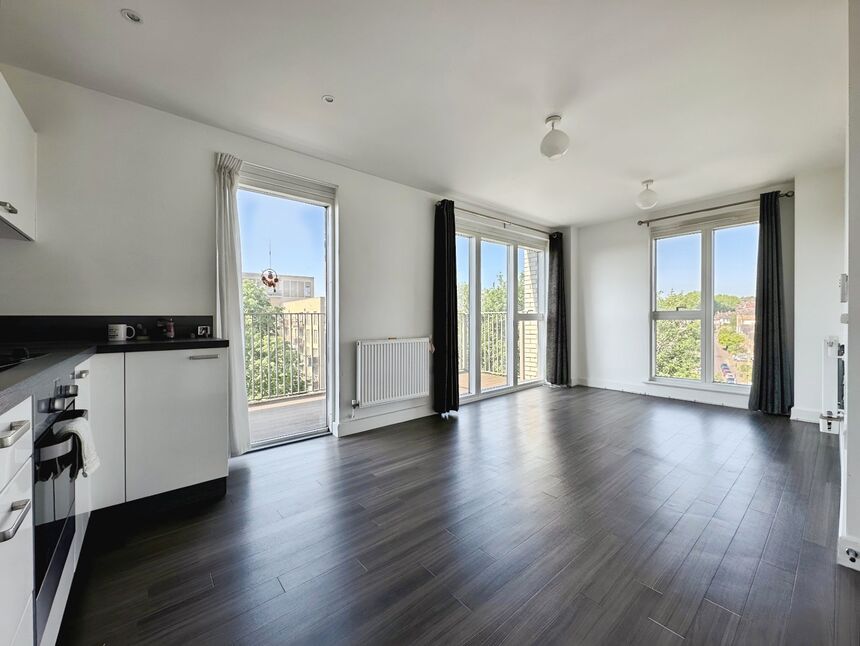 Flat Adenmore Road in Greater London